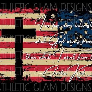 Puede incluir: Un diseño gráfico con la bandera estadounidense y una cruz negra superpuesta. El diseño incluye una cita de Charlie Kirk en escritura blanca. El fondo es negro y el diseño tiene un aspecto desgastado.