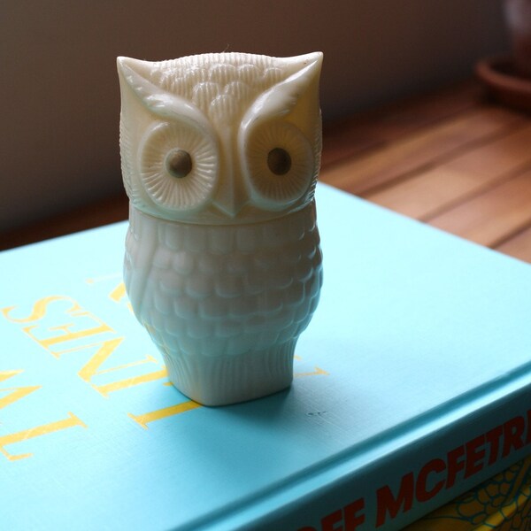 avon vintage milk glass owl container/solid perfume