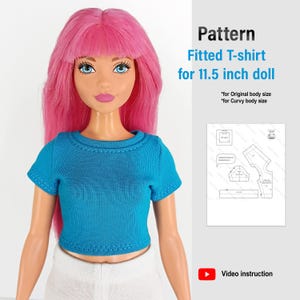 Könnte beinhalten: Ein Schnittmuster für ein figurbetontes T-Shirt für eine 29,2 cm große Puppe. Das Schnittmuster ist auf weißem Papier gedruckt und enthält Anweisungen für sowohl Original- als auch Kurvengrößen. Das Bild zeigt auch eine Puppe, die ein blaues T-Shirt trägt, das nach dem Schnittmuster genäht wurde.