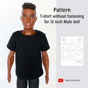以下が含まれることがあります： 12インチの男性用人形用の黒いTシャツのパターン。パターンには、ファスナーなしのTシャツの縫製方法が記載されています。