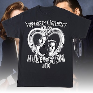 モルダーとスカリー Tシャツ | デイヴィッド・ドゥカヴニー | ジリアン・アンダーソン | ベスト TV デュオ | ロマンス Tシャツ