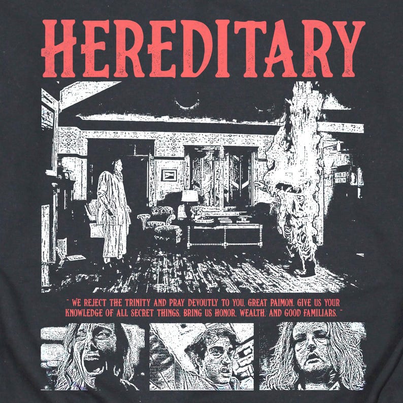 K&ouml;nnte beinhalten: Schwarzes T-Shirt mit dem Wort "HEREDITARY" in Rot. Die Grafik ist eine Schwarz-Wei&szlig;-Illustration eines Hausinneren mit Figuren und dem Text "WE REJECT THE TRINITY AND PRAY DEVOUTLY TO YOU, GREAT PAIMON..."