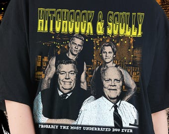 Könnte beinhalten: Schwarzes T-Shirt mit einem Grafikdruck von drei Männern. Der Text "HITCHCOCK & SCULLY" ist in Gelb über dem Bild gedruckt. Der Text "PROBABLY THE MOST UNDERATED DUO EVER" ist in Gelb unter dem Bild gedruckt.