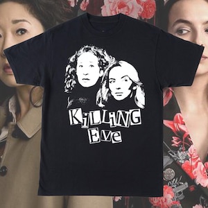 Może przedstawiać: Czarny T-shirt z białym nadrukiem przedstawiającym dwie twarze kobiet i tekst "KILLING Eve" w białych literach.
