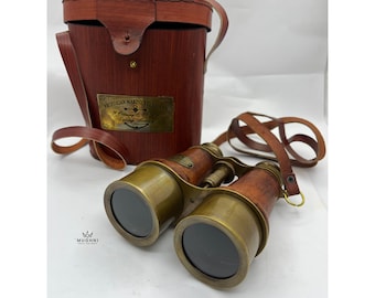 Könnte beinhalten: Fernglas im Vintage-Stil mit Lederriemen und Holzgehäuse, zusammen mit einer passenden Holzkiste. Das Fernglas hat Messingakzente und ein Etikett mit der Aufschrift "Victorian Marine Telescope".