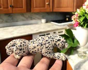 1PC Natürlicher dalmatinischer Jaspis Leopard - handgeschnitztes Quarzkristalltier, Mineralprobe, Kristallschnitzdekor, einzigartiges Geschenk, 130g