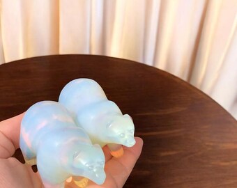 Handgeschnitzter Opalite-Eisbär - Quarzkristall-Tierskulptur, Kristallprobe, Reiki-Heildekor, Kristallgeschenk für Inneneinrichtung