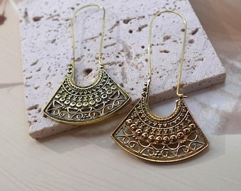 Fan-Shaped Tribal Brass Earrings - Unique fan-shaped mandala earrings with ethnic filigree details in brass.