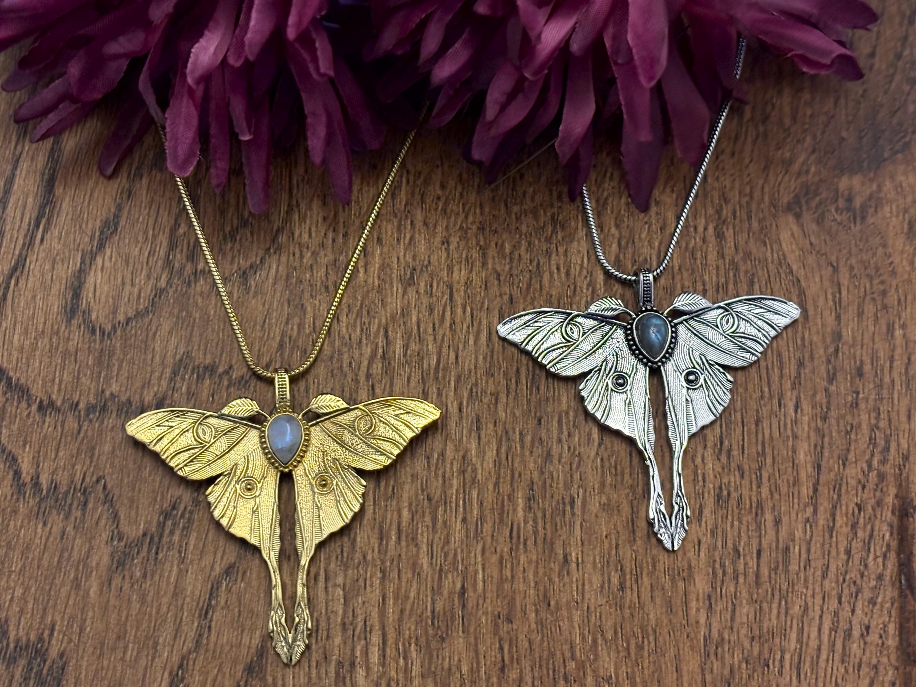 蛾のネックレス - Etsy 日本