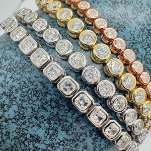 Pulsera de tenis Asscher con moissanita: engaste de bisel en plata de ley de 4,0 quilates.