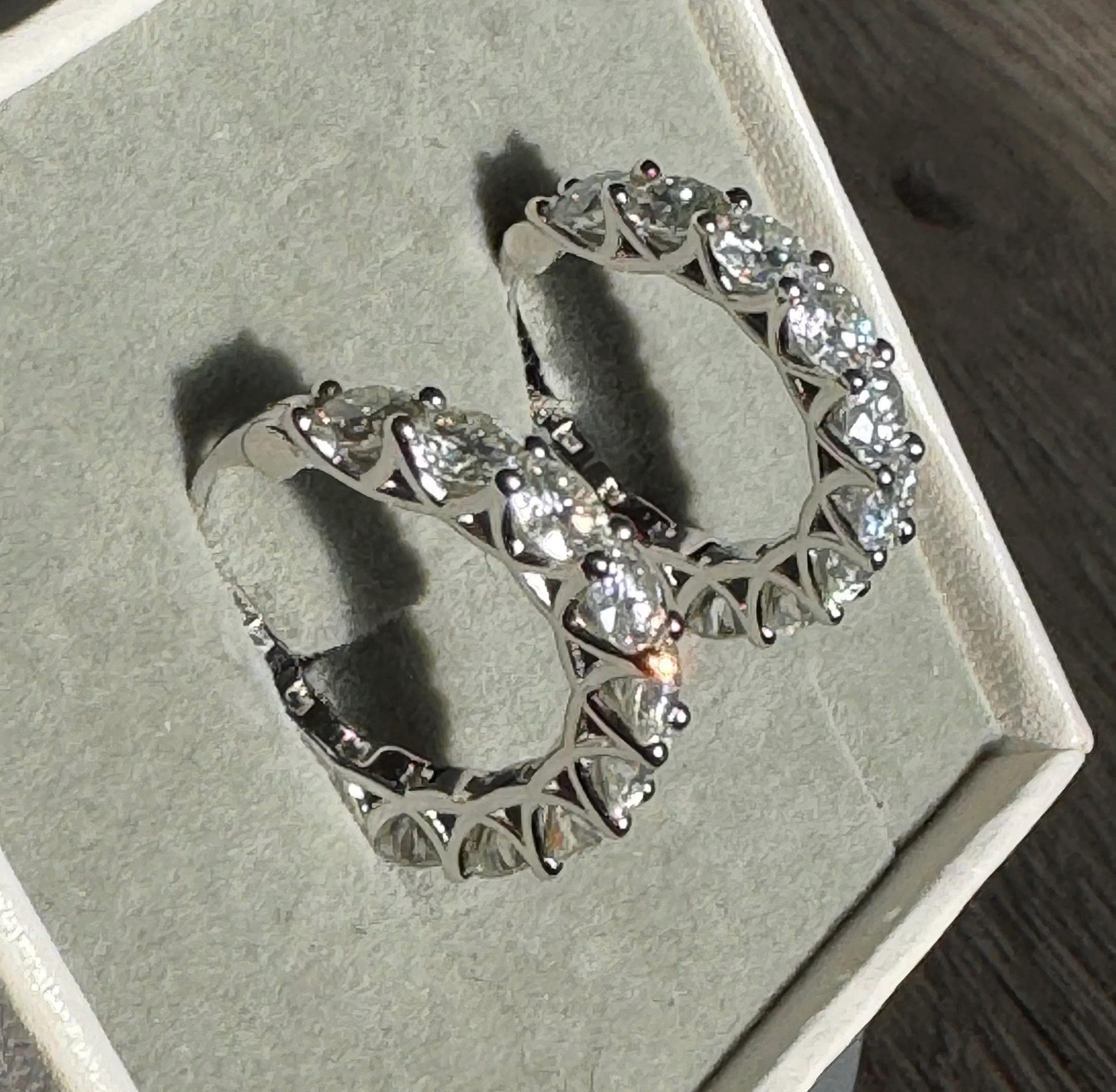 Orecchini a cerchio con gioielli costanti orecchini in Moissanite con nastro che
