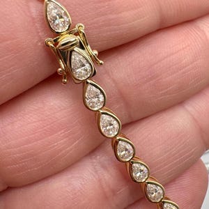 Päronmoissanit tennisarmband: Massivt guld eller guldpläterad sterlingsilverram