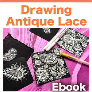 Op de afbeelding: Zwarte kaarten met witte antieke kantontwerpen, samen met witte en gouden gelpennen. De tekst "Drawing Antique Lace" en "Ebook" is in oranje en wit weergegeven.