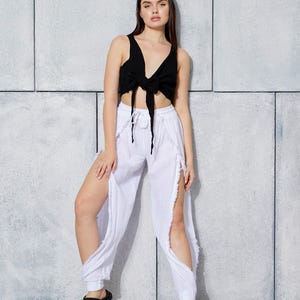 Pantaloni da yoga bianchi a vita alta in cotone con spacchi laterali, tessuto 100% mussola, elastico in vita e caviglie risvoltate