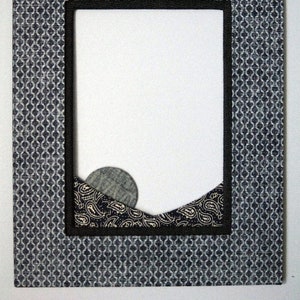 Carton cartonné enveloppé dans du tissu noir et blanc
