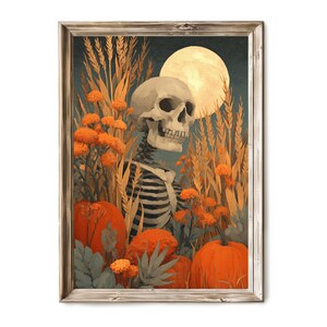 以下が含まれることがあります： オレンジ色のカボチャと花畑の中に骸骨が描かれた額入りのプリント。背景には満月があります。このアートワークは、ヴィンテージで秋をテーマにしており、暖色系の色使いと不気味な雰囲気です。