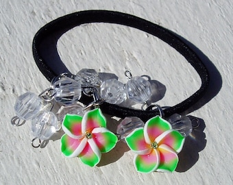 Zielono-różowe kwiaty fimo plumeria, koraliki, gumka do włosów, kryształki, brokat B