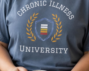 Camiseta de la Universidad de Enfermedades Crónicas, Camiseta Spoonie Comfort Colors, Regalo para el dolor crónico, Camiseta con humor sobre la discapacidad, Camiseta del guerrero del bienestar