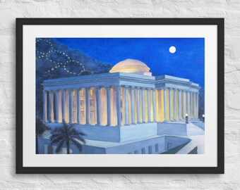 Op de afbeelding: Een ingelijst schilderij van een neoklassiek gebouw met een centrale koepel en een zuilengevel verlicht in de nacht. Het bouwwerk gloeit met warm geel licht tegen een diepblauwe lucht met een volle maan en een donkere, getextureerde heuvel.