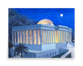 Può includere: Un dipinto di un edificio neoclassico con una grande cupola e numerose colonne illuminate di notte. La struttura risplende di una calda luce gialla contro un cielo blu profondo con una luna piena e una collina scura e strutturata sullo sfondo.