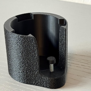 Peut inclure: Ensemble de trois mugs en céramique avec une finition mate et mouchetée. Chaque mug est de couleur différente : bleu clair, crème et gris. Design simple et moderne, forme arrondie et anse.