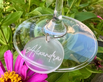 Identificadores de copas de vino acrílicos personalizados: Marcadores de bebidas grabados, recuerdos de boda.