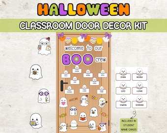 Könnte beinhalten: Halloween Klassenzimmer-Türdekorations-Set mit einer Holztür und Geisterdekorationen. Die Tür zeigt "welcome to our BOO crew". Enthält Schülernamenskarten und Geisteraufkleber mit Zubehör.