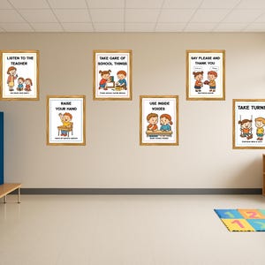 Puede incluir: Una pared de un aula muestra seis carteles enmarcados con mensajes educativos. Los carteles presentan ilustraciones de ni&ntilde;os y texto como "Escucha al profesor" y "Turnarse". Los marcos son de color marr&oacute;n claro y c&aacute;lido.