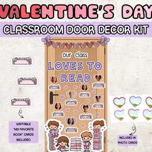 Op de afbeelding: Valentijnsdag klasdeur decoratieset. De set bevat een deurdecoratie met de tekst "Onze klas houdt van lezen", fotokaarten en beschrijfbare "Mijn favoriete boek" kaarten. Het ontwerp toont harten en illustraties van lezende kinderen.