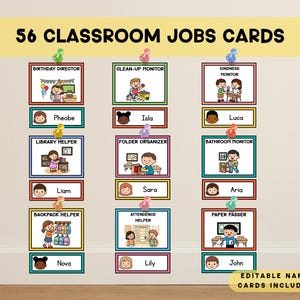 Pode incluir: Um quadro de tarefas da sala de aula com o texto "56 CLASSROOM JOBS CARDS". Cada cartão de trabalho tem uma borda colorida e uma ilustração correspondente. O quadro inclui títulos de trabalho como "Birthday Director" e "Paper Passer".