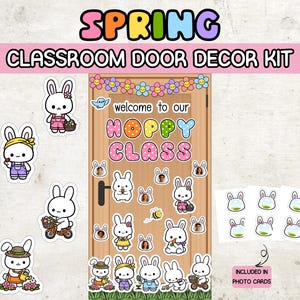 Op de afbeelding: Een klasdeurdecoratieset met een lentethema. De set bevat konijnenstickers, een deurbanner met de tekst "Welcome to our Hoppy Class" en fotokaarten. Het woord "Spring" staat bovenaan in kleurrijke letters.
