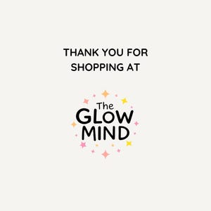 Puede incluir: La imagen presenta el texto "GRACIAS POR COMPRAR EN" encima de un logotipo. El logotipo es un c&iacute;rculo de estrellas rosas, amarillas y naranjas que rodean las palabras "The GLOW MIND" en negro.
