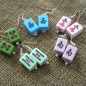 Orecchini Mahjong colorati - Mini tessere Mahjong - Gioielli Mahjong - Orecchini Mahjong luminosi - Regalo Mahjong