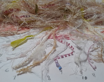 Fancy Yarns : 2 mètres chacun, 13 fibres douces différentes. Comme présenté sur la photo Crème rose, olive, beige, scintillant, boule de Noël, cils scintillants 26 mètres au total