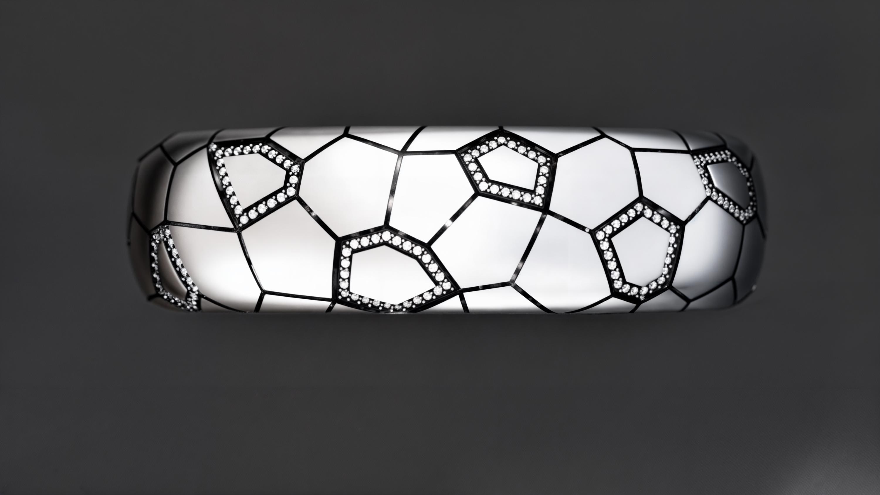 スターリングシルバーの幾何学模様のカフブレスレット：SF風ジルコン