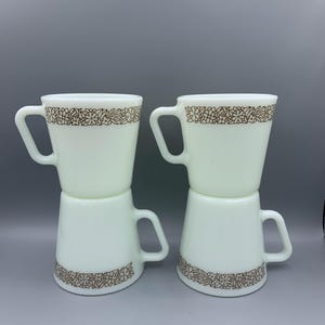 Set of 4 Vintage Pyrex Woodland Brown Mugs, in Excellent condition