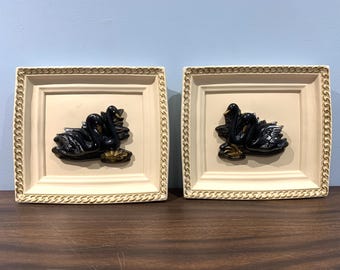 Paar Vintage Chalkware Black Swan Passende gegenüber Wandbehänge