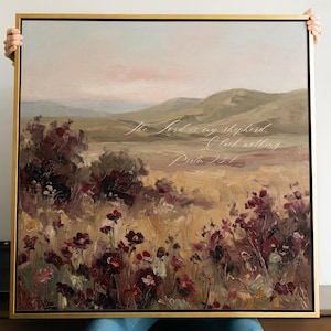 Peut inclure: Peinture de paysage encadrée dans un cadre doré. L'œuvre représente un champ de fleurs bordeaux et des collines sous un ciel pastel. Le texte "The Lord is my shepherd, I shall not want. Psaume 23:1" est écrit en haut.