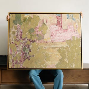 Puede incluir: Pintura abstracta en un marco dorado. La obra presenta una superficie texturizada con una paleta de verdes apagados, rosas y amarillos. La composición sugiere un tema paisajístico o arquitectónico, con pinceladas visibles y una estética envejecida.