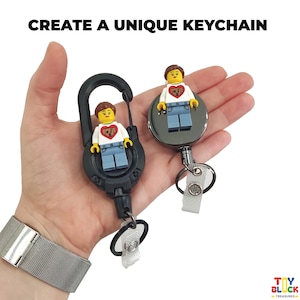 Benutzerdefinierte Minifigur Schlüsselanhänger - personalisierte Mutter Geschenk, Einzigartiges Muttertag und Geburtstagsgeschenk, einziehbare Abzeichen Reel, Shaker Badge Reel