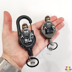 Llavero retráctil con minifigura y porta credencial, mosquetón, porta credencial, porta credencial con agitador, regalo geek para enfermeros y médicos pediátricos.