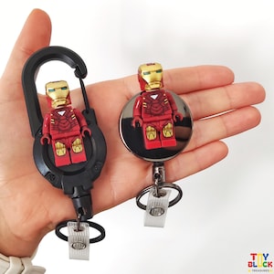 Shaker Badge Reel mit einziehbarer Minifigur Schlüsselanhänger - Personalisierter Karabiner ID-Halter für Lehrer, Schulangestellte & Büroangestellte