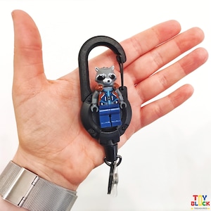 Lindo llavero retráctil con minifigura y mosquetón, porta credencial con mosquetón, porta credencial para enfermera y médico, llavero con forma de agitador