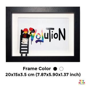 LGBTQ+ Shadow Box Art – Minifigure di coppia incorniciate con messaggio – Regalo di nozze, anniversario o orgoglio – Decorazione murale moderna per lesbiche o gay