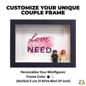 Puede incluir: Un marco de fotos negro con un paspartú blanco y un fondo de acuarela rosa con el texto "Love is all you NEED". Dos minifiguras de Lego están de pie frente al texto. El marco mide 7,87 pulgadas de ancho, 5,90 pulgadas de alto y 1,37 pulgadas de profundidad.