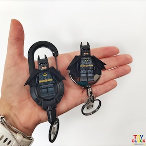 Llavero retráctil con porta credencial de caballero oscuro, bonito porta credencial con forma de minifigura, porta credencial con mosquetón, llavero agitador, porta credencial de enfermera
