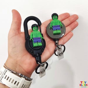 Llavero con minifigura de héroe verde, divertido porta credencial, mosquetón para llaves o tarjetas de identificación, llavero con forma de agitador de médico y enfermero pediátrico
