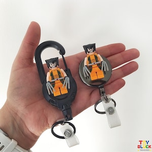 Porte-clés mousqueton super-héros drôle - cadeau porte-ID d'infirmerie, cadeaux uniques pour collègue, amis et petits amis, bobine d'insigne shaker