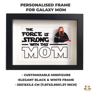 Personalisierter Mom Bilderrahmen – The Power is Strong with This Mom – Benutzerdefinierte Minifigur Geschenk für Muttertag, Geburtstag, Sci-Fi Fan Mom Geschenk