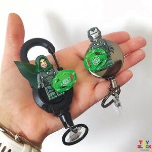 Lindo llavero con minifigura: porta credencial con mosquetón y porta credencial, porta credencial con linda minifigura a granel, porta credencial con agitador